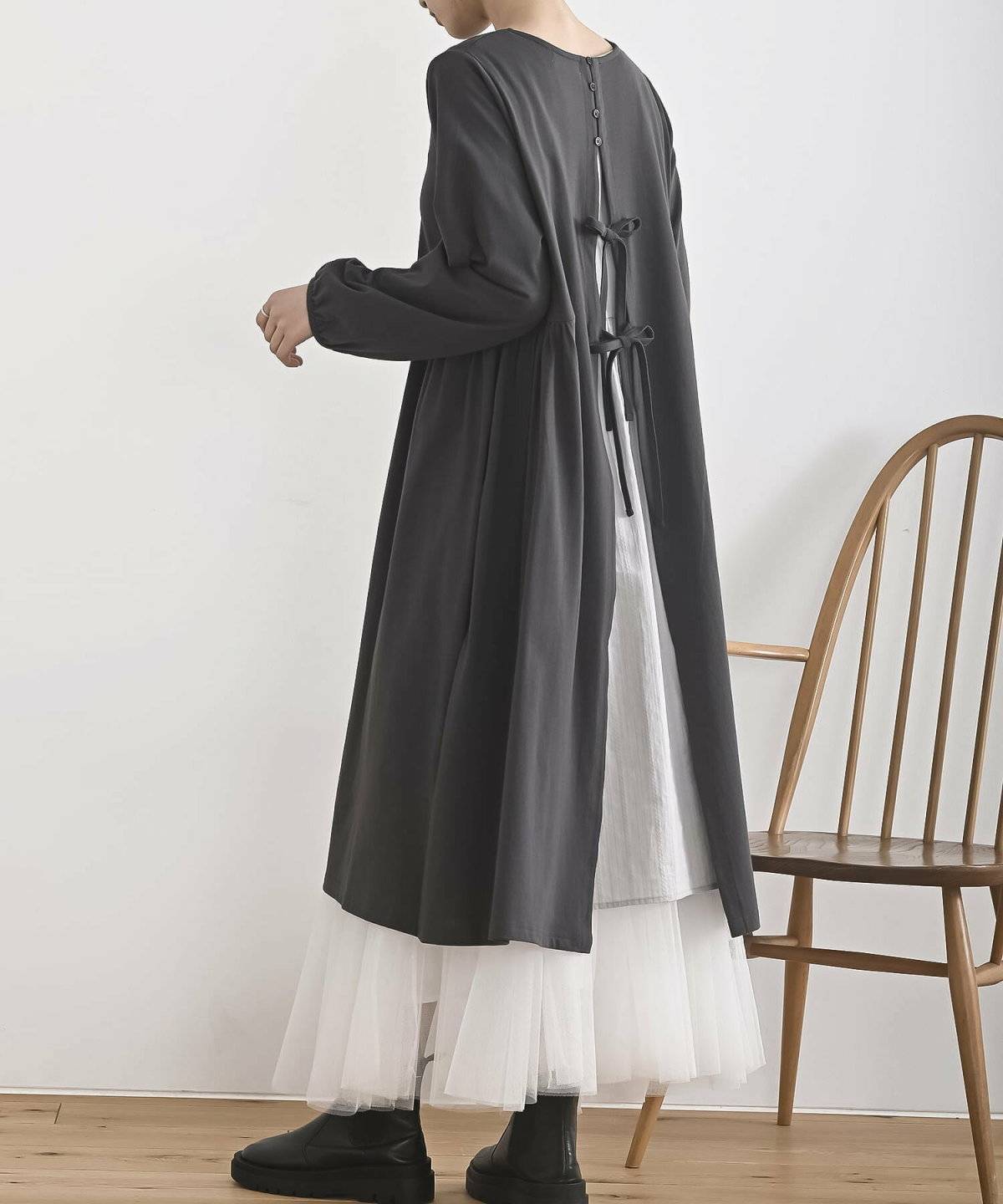 スカートコーデの女性