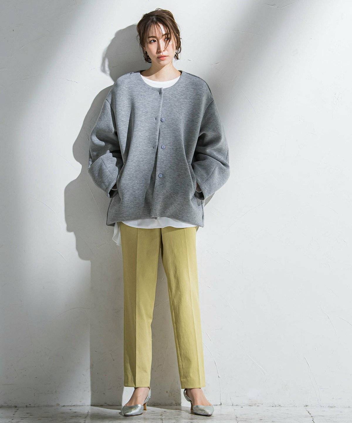 パンツコーデの女性