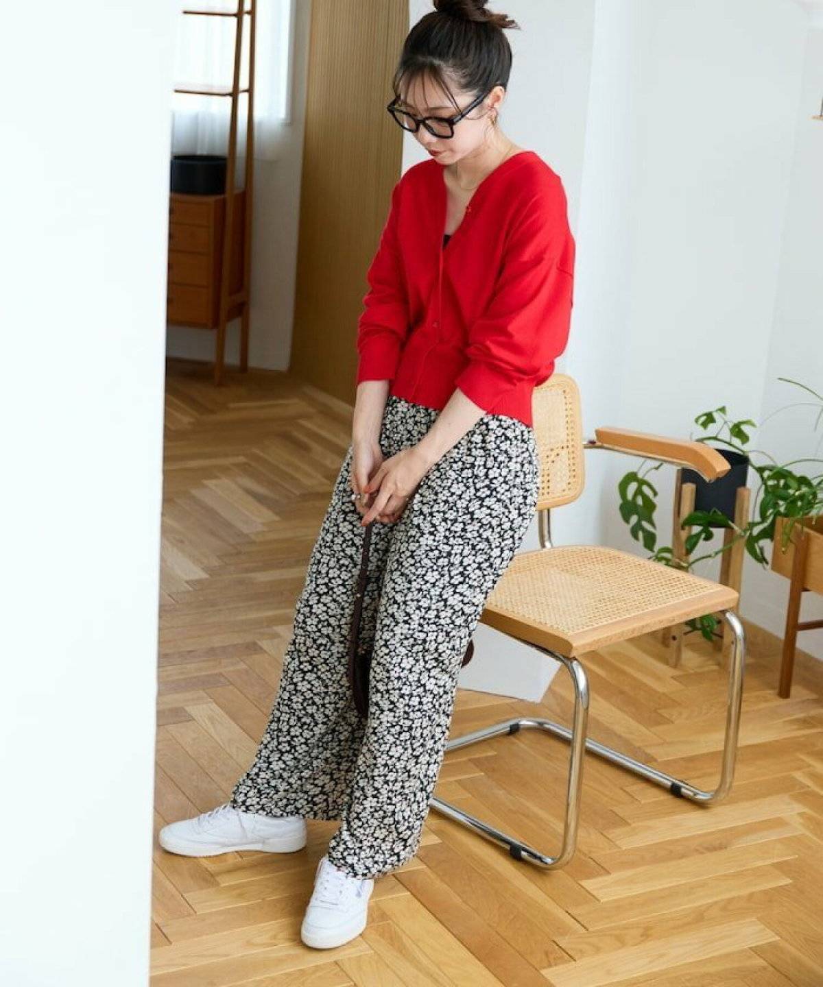 パンツコーデの女性