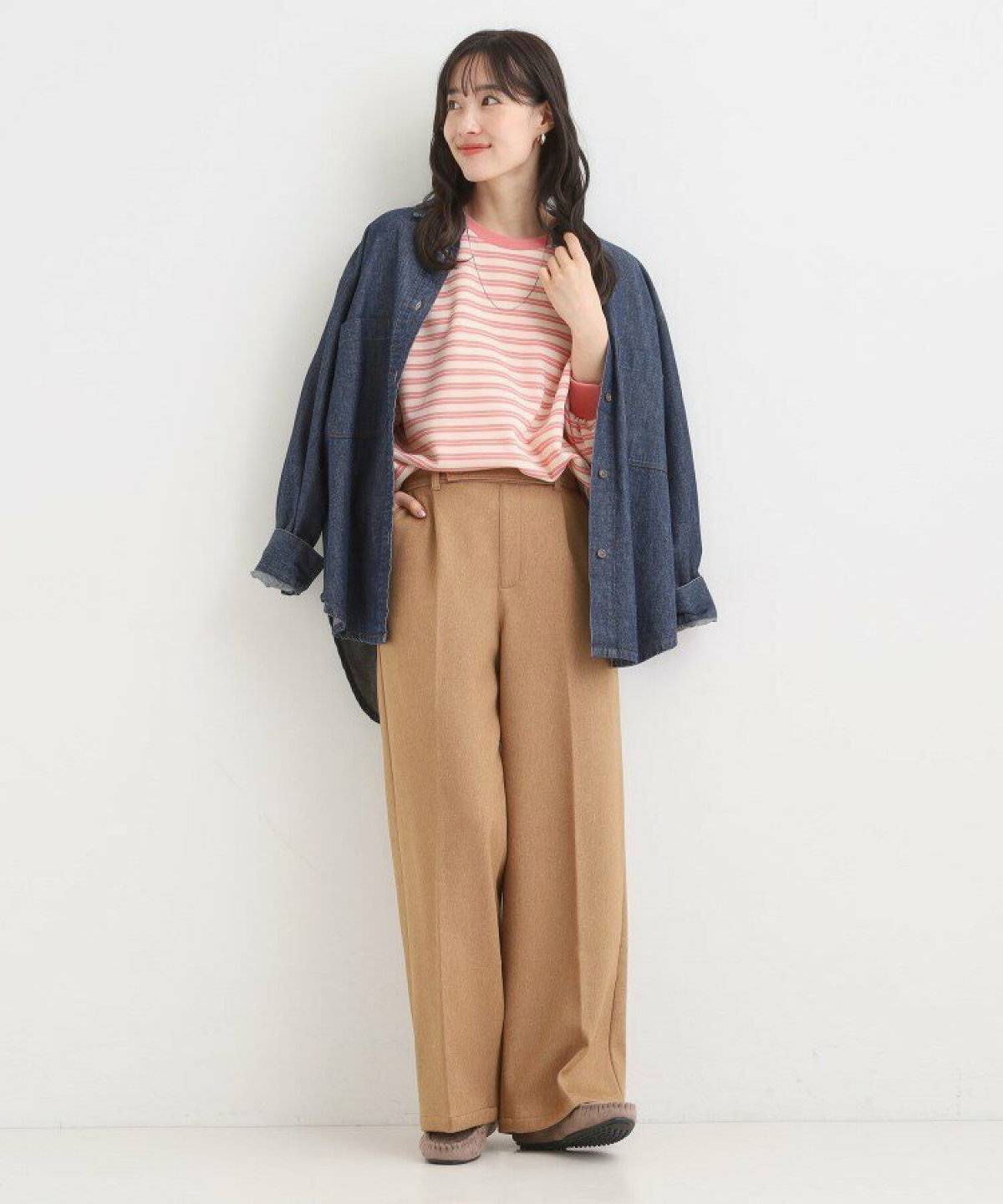 パンツコーデの女性
