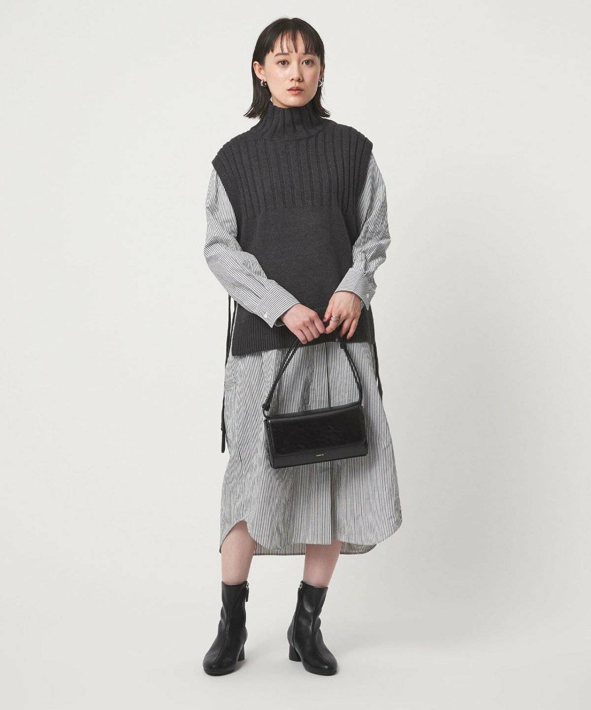 ワンピースコーデの女性