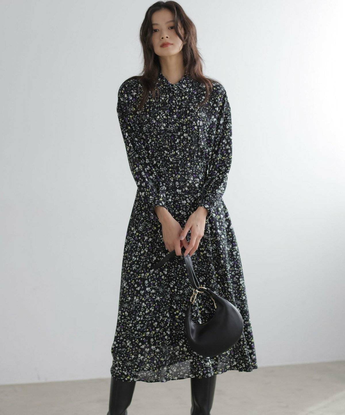 ワンピースコーデの女性