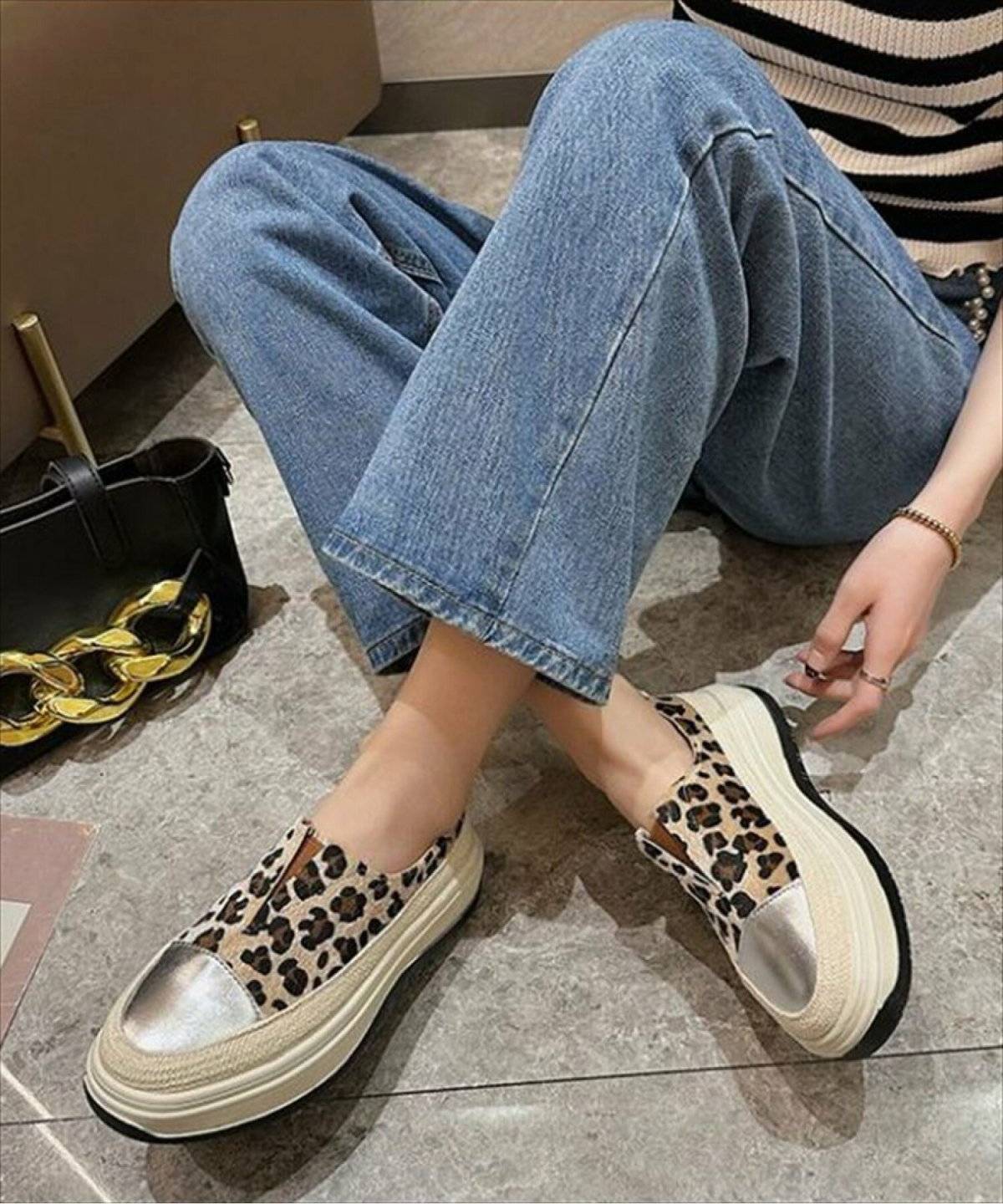 レオパード柄スニーカーで個性を演出