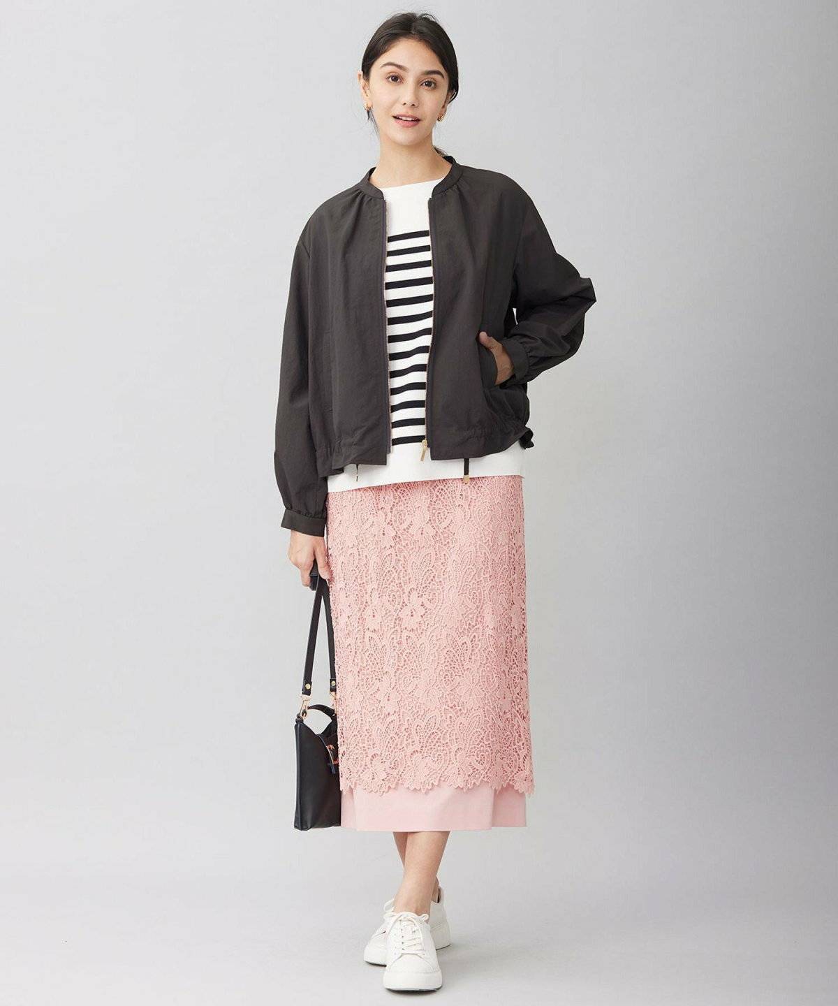 ピンクのレーススカートでフェミニンに