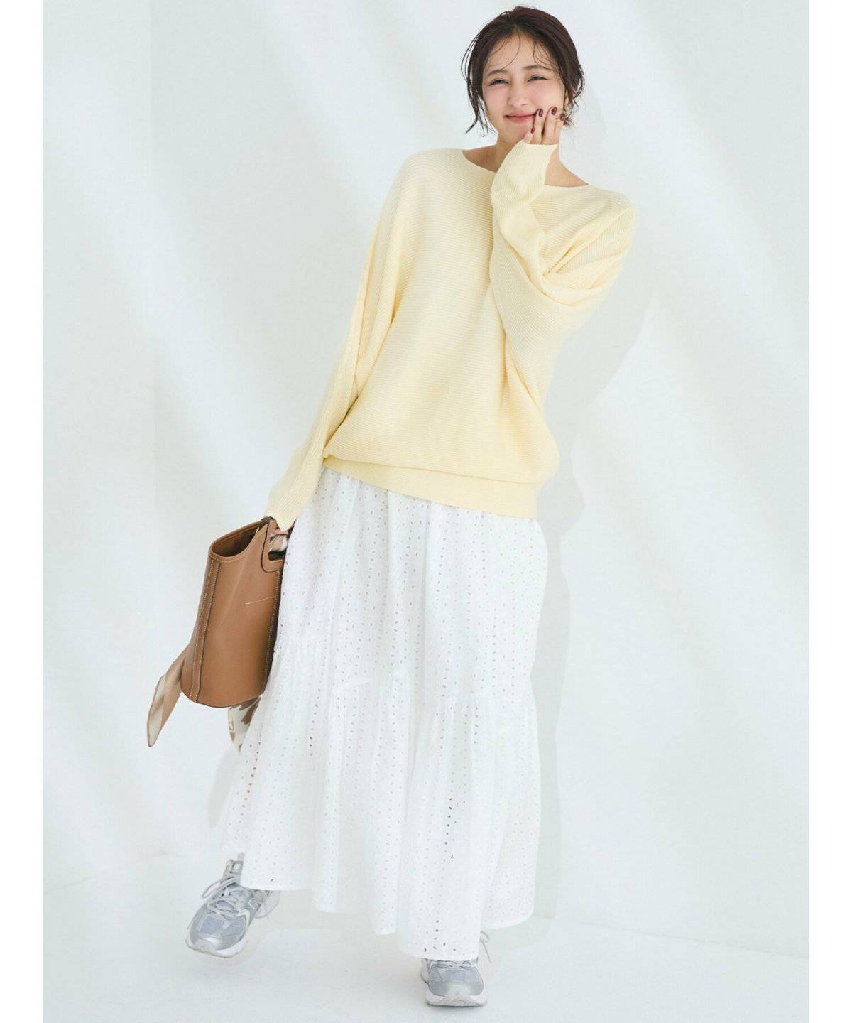 白レーススカートのキュートスタイル