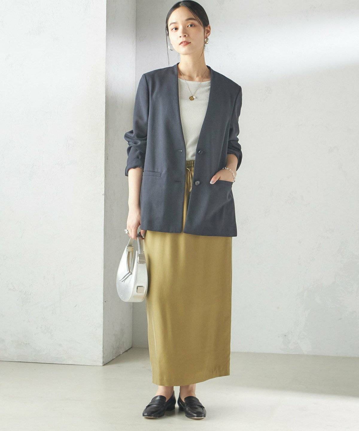 スカートを履いた女性