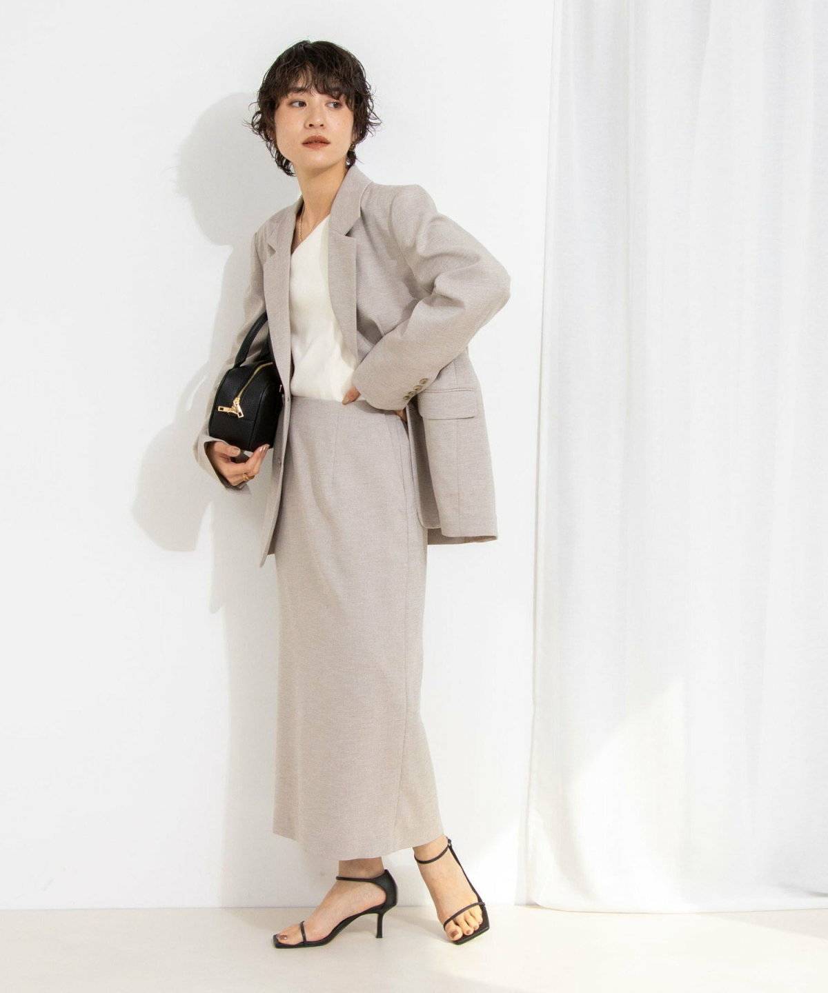 スカートを履いた女性