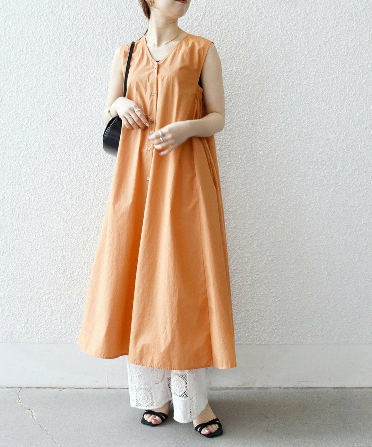 スカートを履いた女性