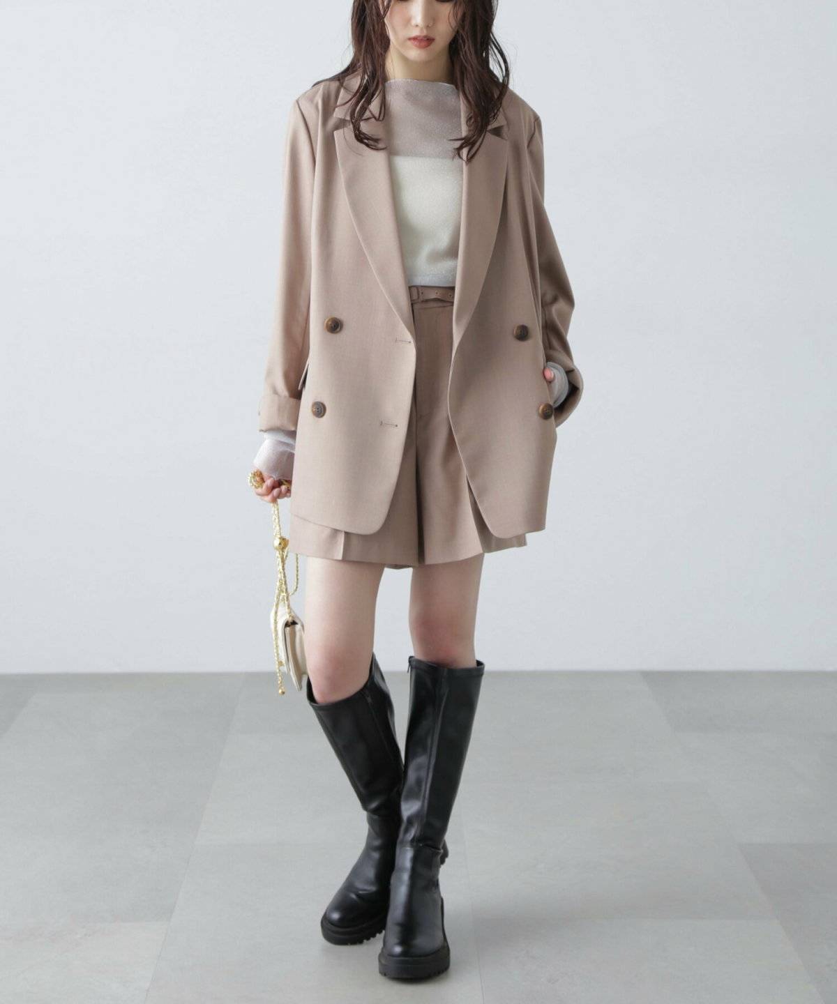 パンツコーデの女性