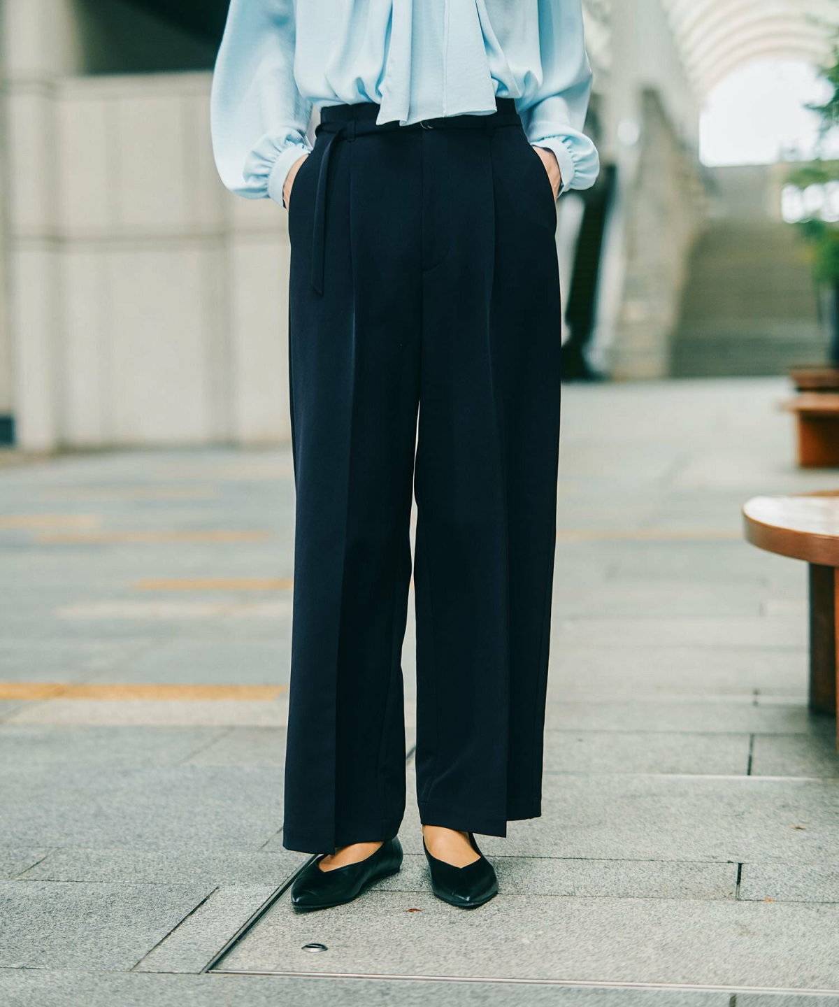 パンツコーデの女性