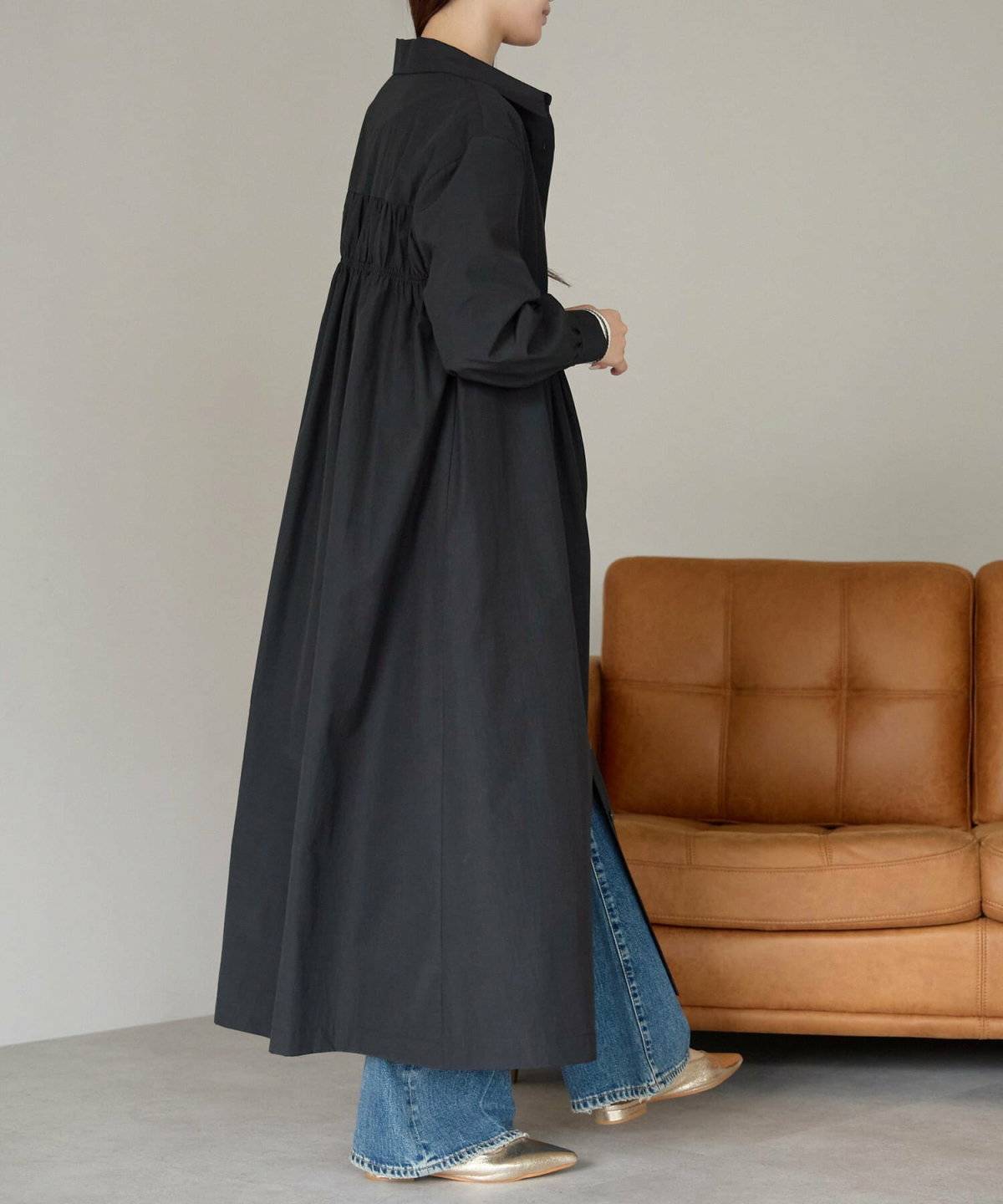 パンツコーデの女性