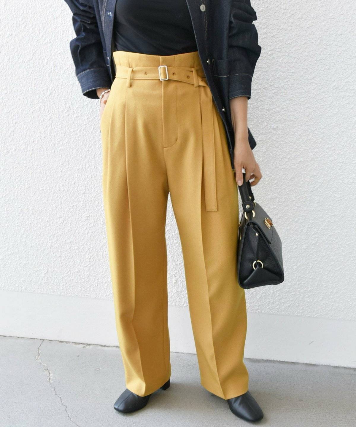 パンツコーデの女性