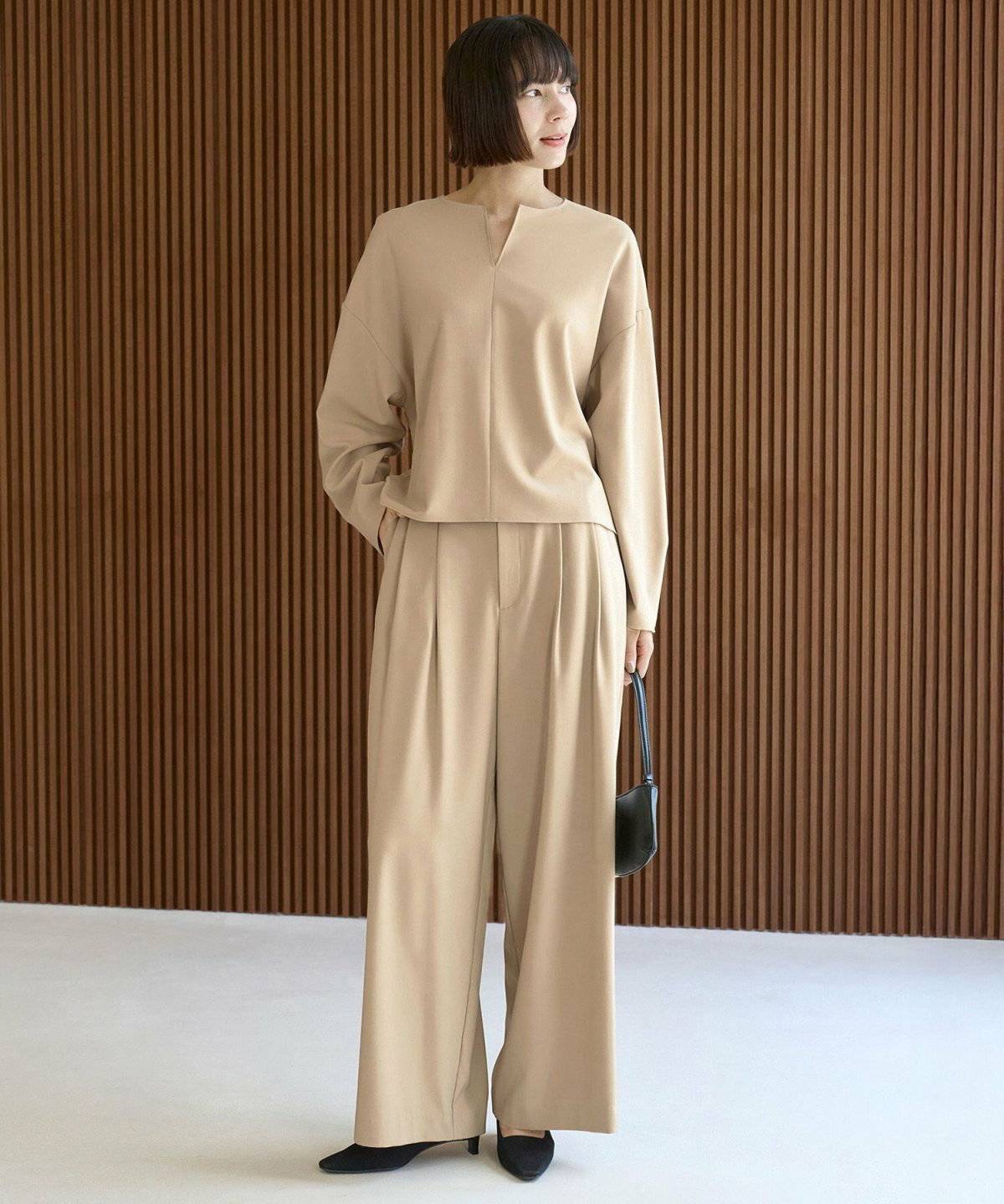 パンツコーデの女性