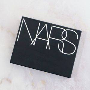 厚塗り感ゼロで美肌見えを叶える……！とんでもなく優秀な「大人気パウダー」