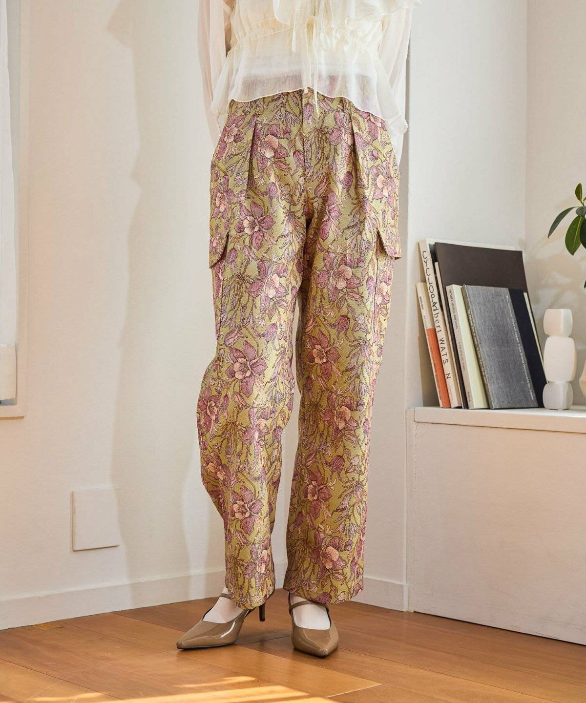 パンツコーデの女性