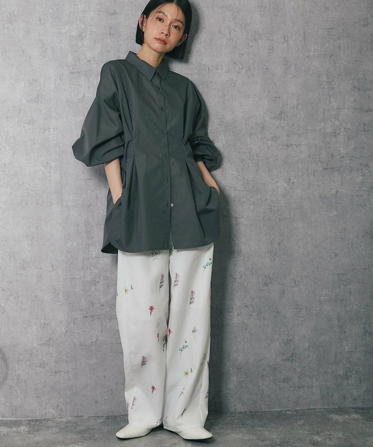 パンツコーデの女性