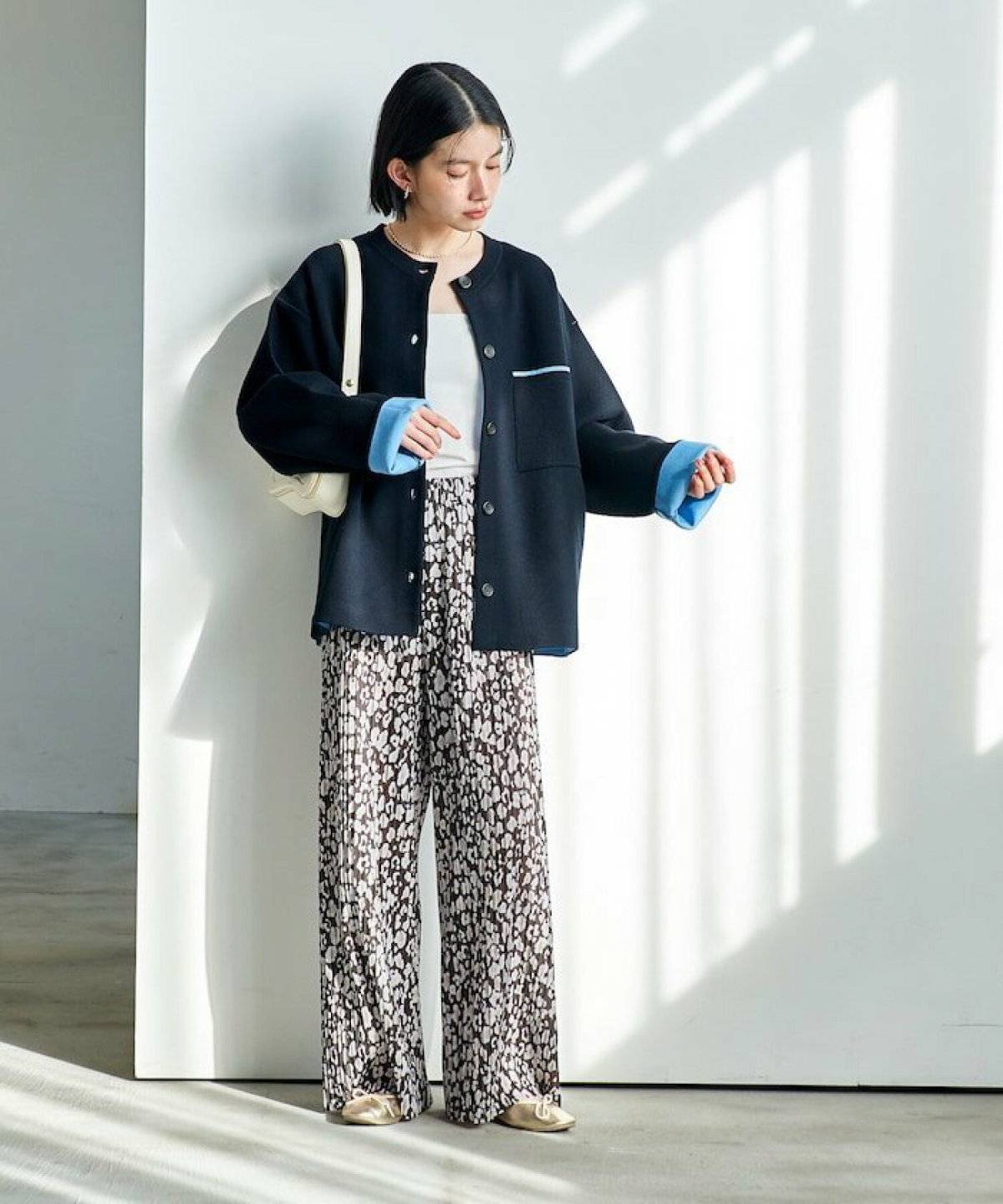 パンツコーデの女性