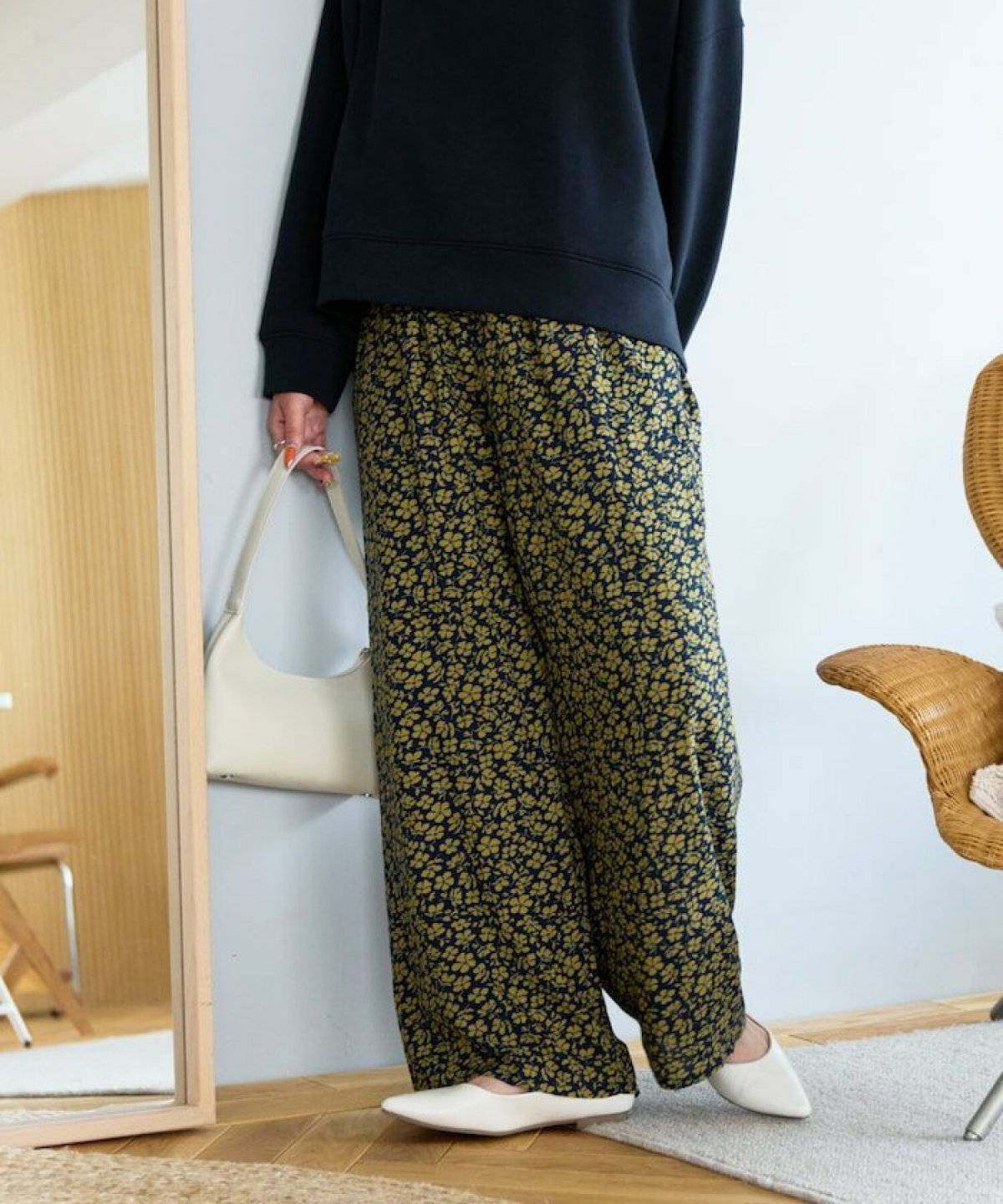 パンツコーデの女性