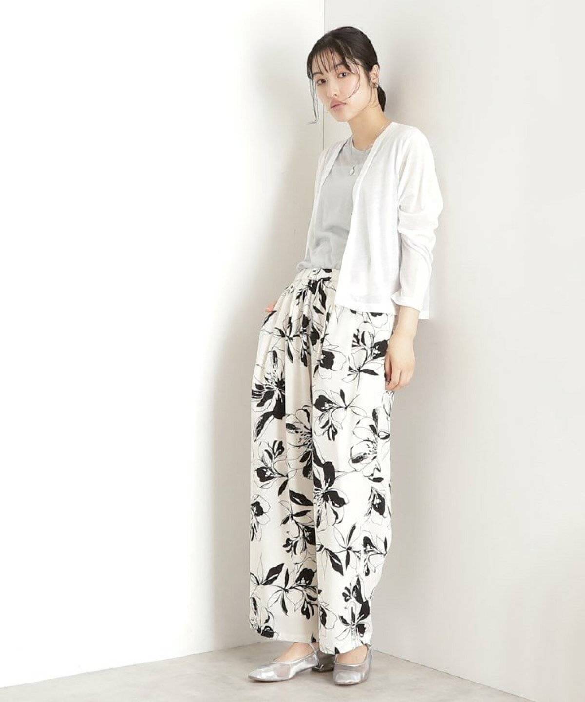 パンツコーデの女性