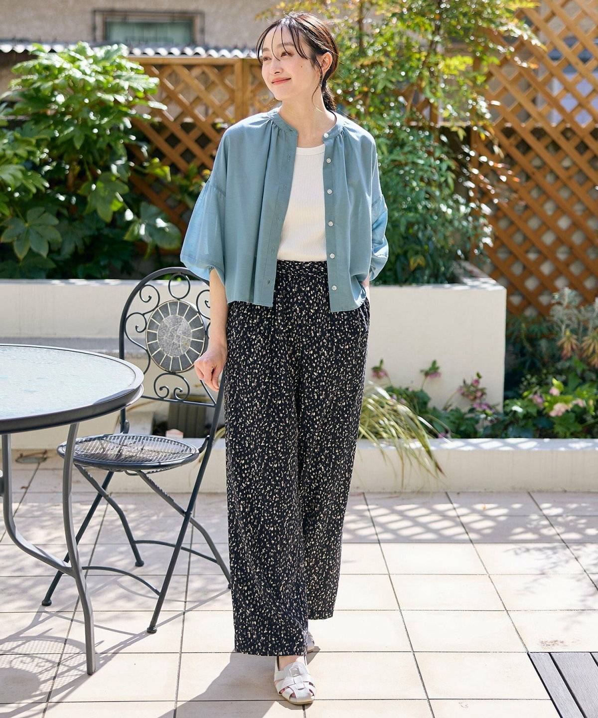 パンツコーデの女性