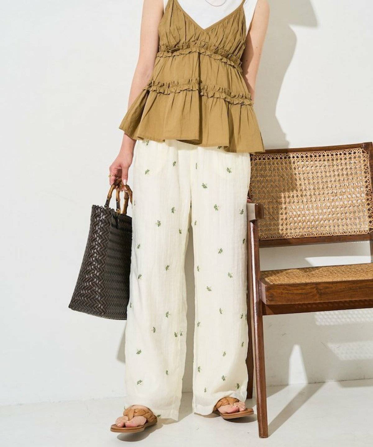 パンツコーデの女性