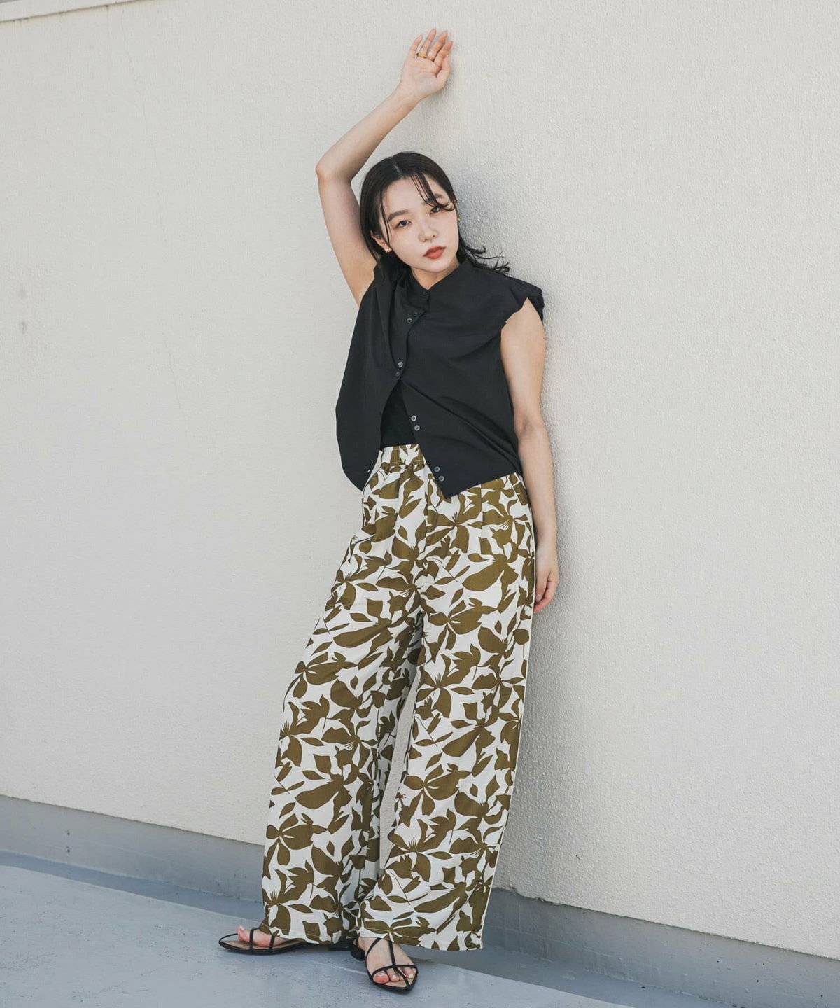 パンツコーデの女性