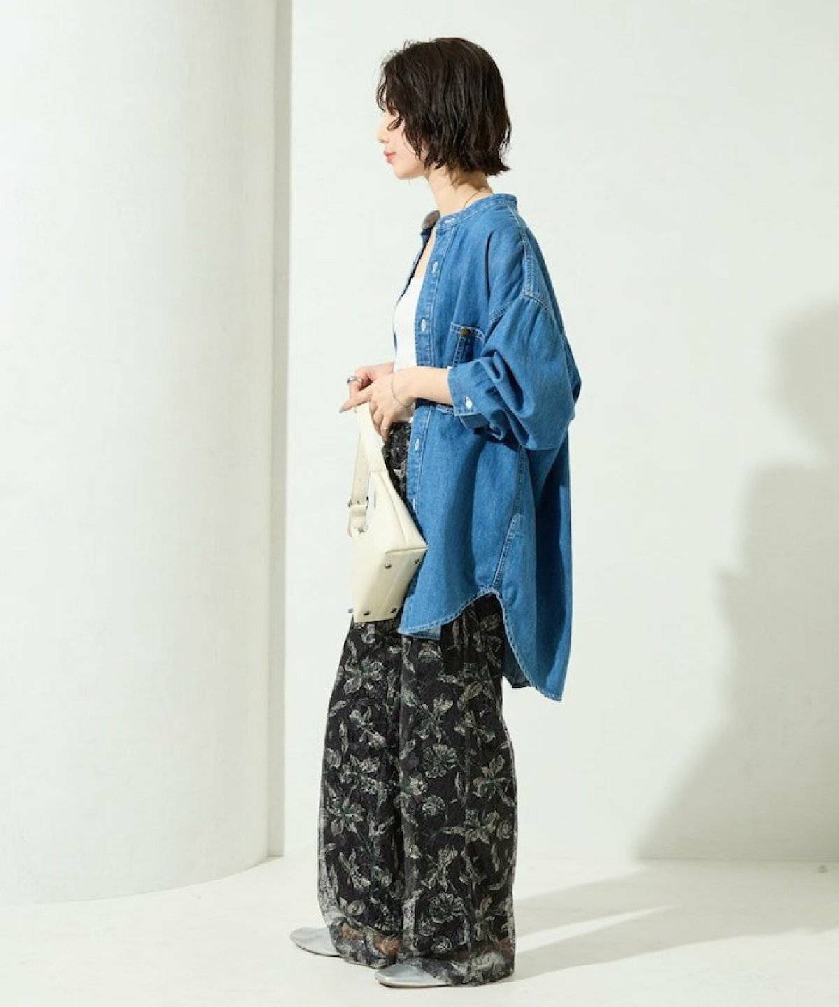 パンツコーデの女性