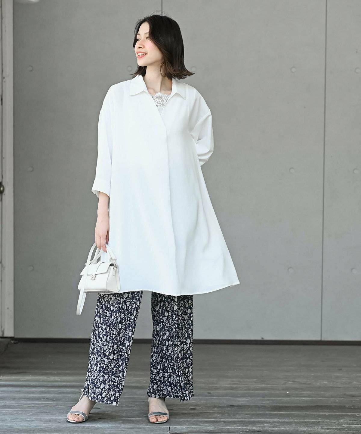 パンツコーデの女性