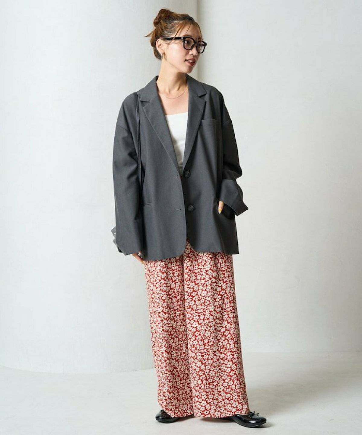 パンツコーデの女性