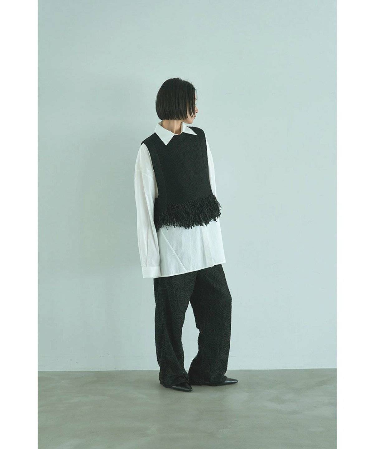 パンツコーデの女性