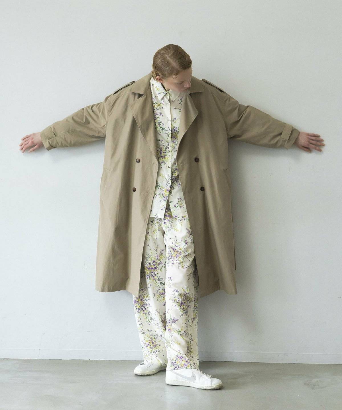 パンツコーデの女性