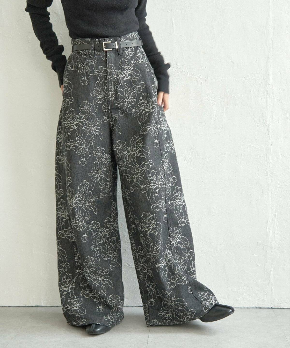 パンツコーデの女性