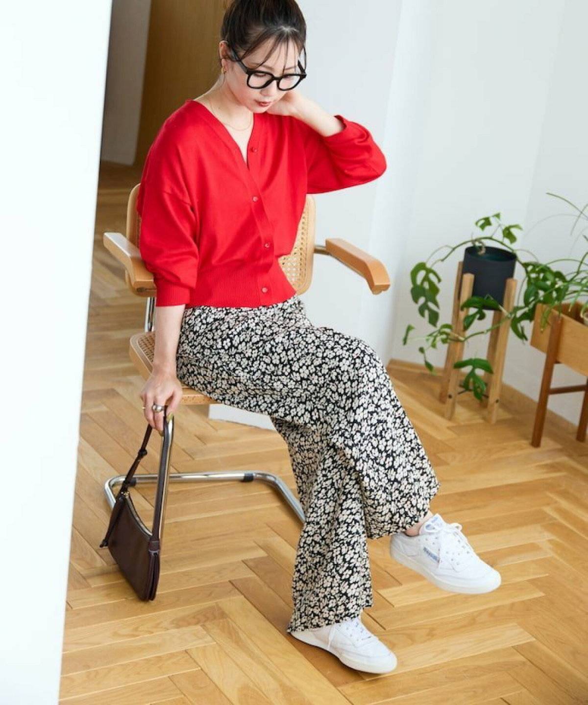 赤いカーディガンのコーデ