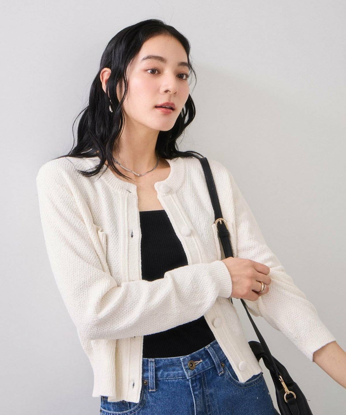 カーディガンを着た女性