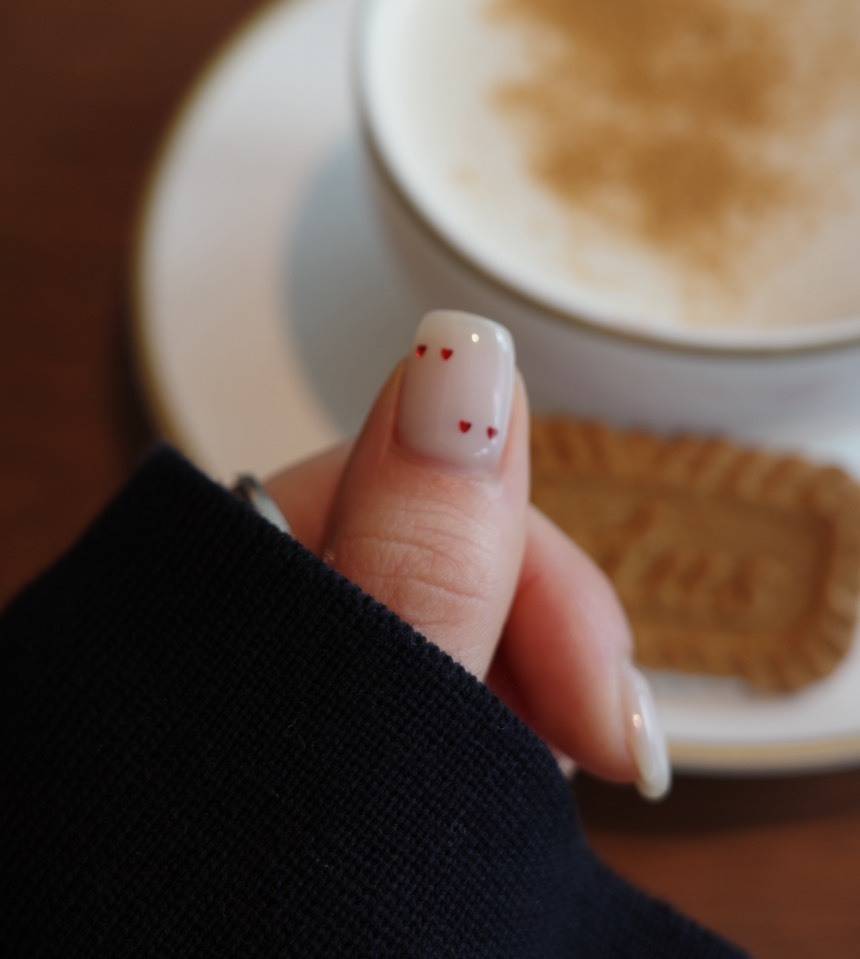 ミニハートのホログラムをあしらったシンプルネイル