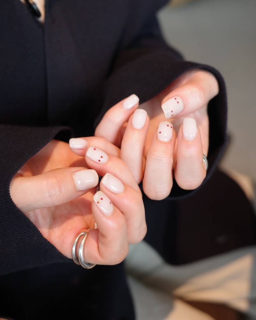 ミニハートのホログラムをあしらったシンプルネイル