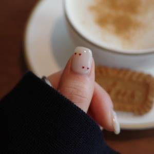 オフィスにもデートにも♡控えめ“ハートモチーフ”が大人可愛いシンプルネイル