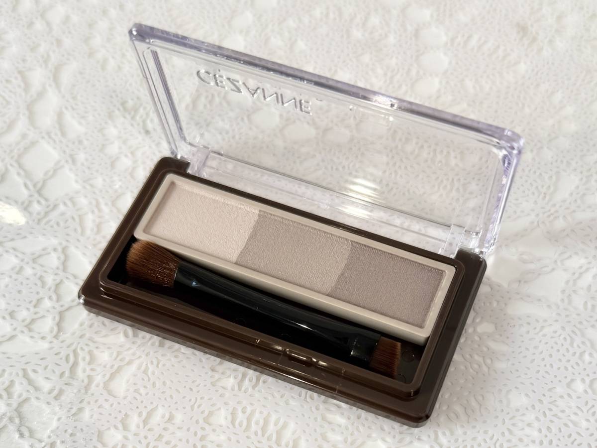 アイブロウ&シェードパウダー「03ソフトグレージュ」