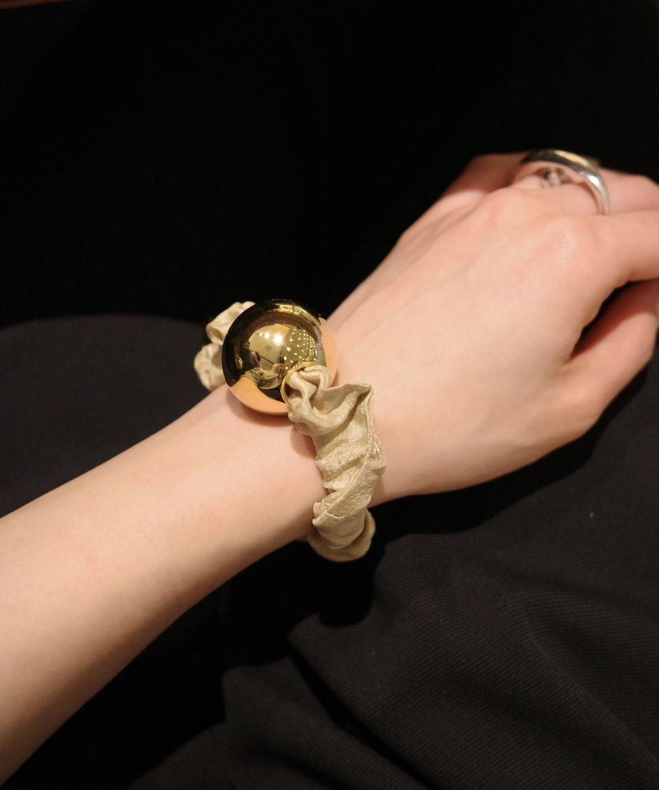 ゴールドパーツがアクセントになったサテンシュシュ