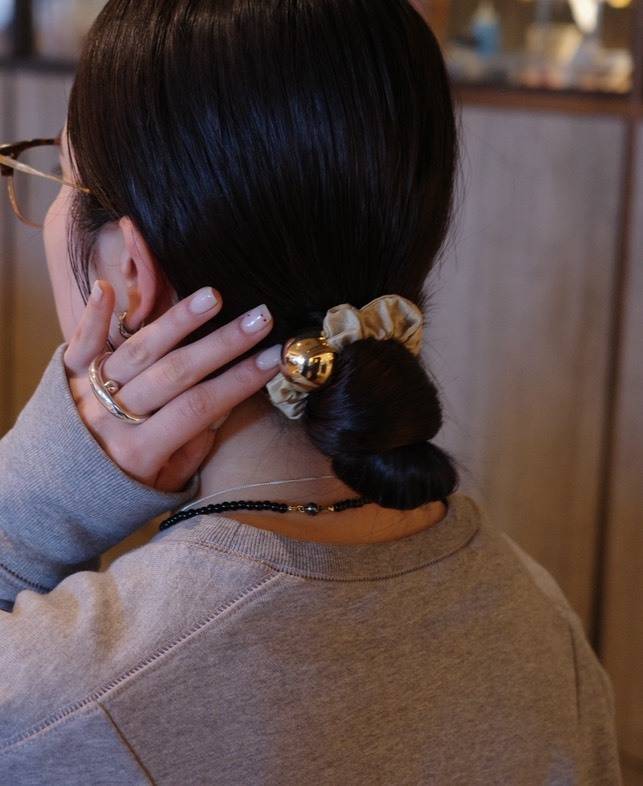 ゴールドパーツがアクセントになったサテンシュシュ