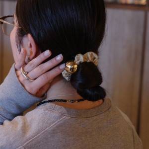 結ぶだけでこなれ見え。後ろ姿がキマる「サテン×ゴールドパーツ」シュシュ