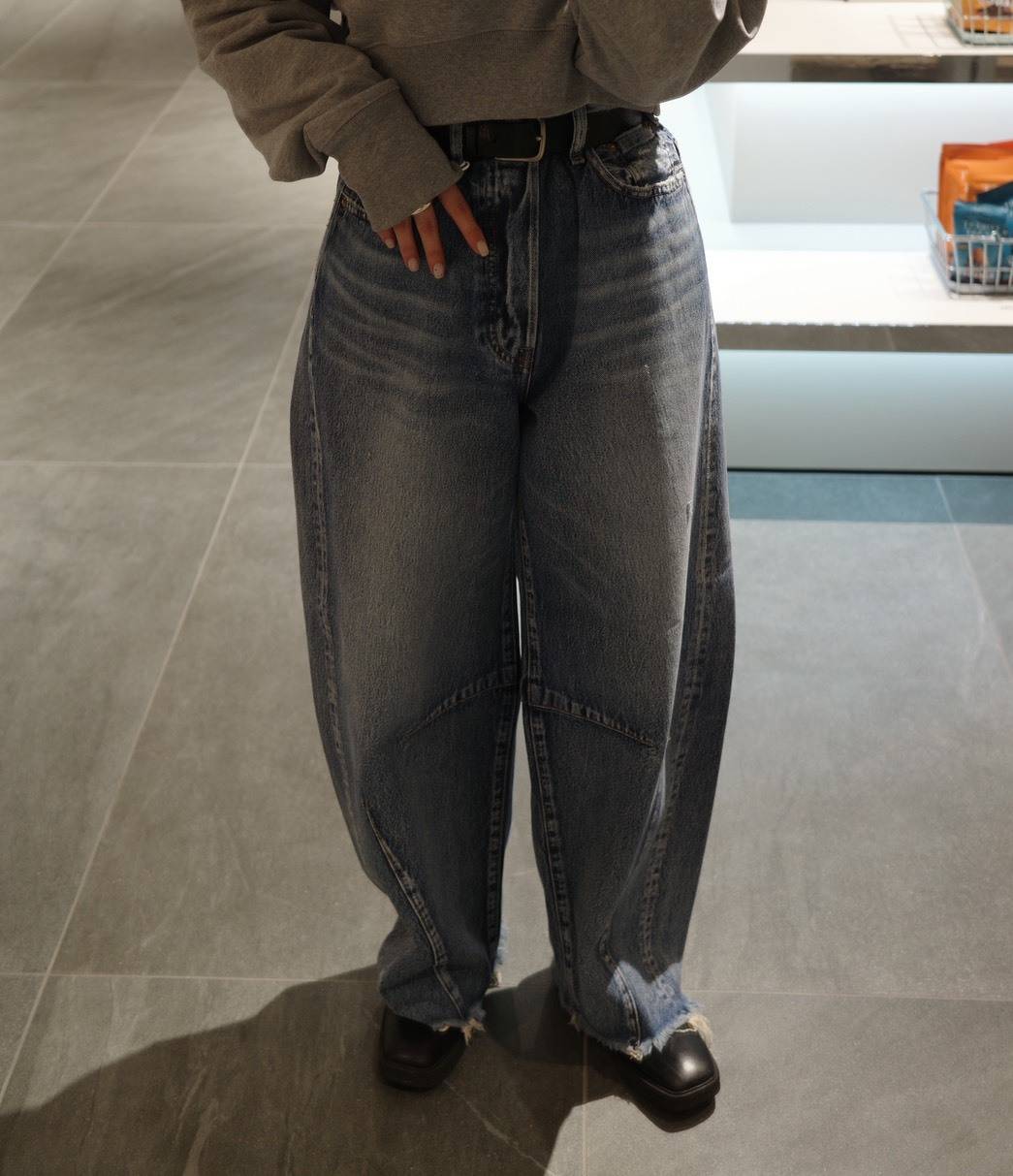 カーブデニムのコーデ