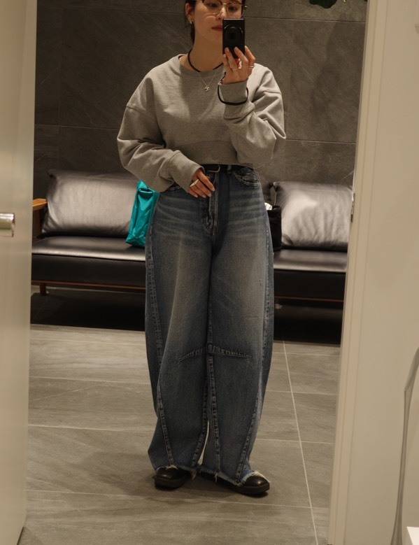 カーブデニムのコーデ