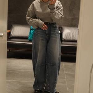 今っぽさは形で出す。シンプルトップスが映える「カーブデニム」の正解コーデ