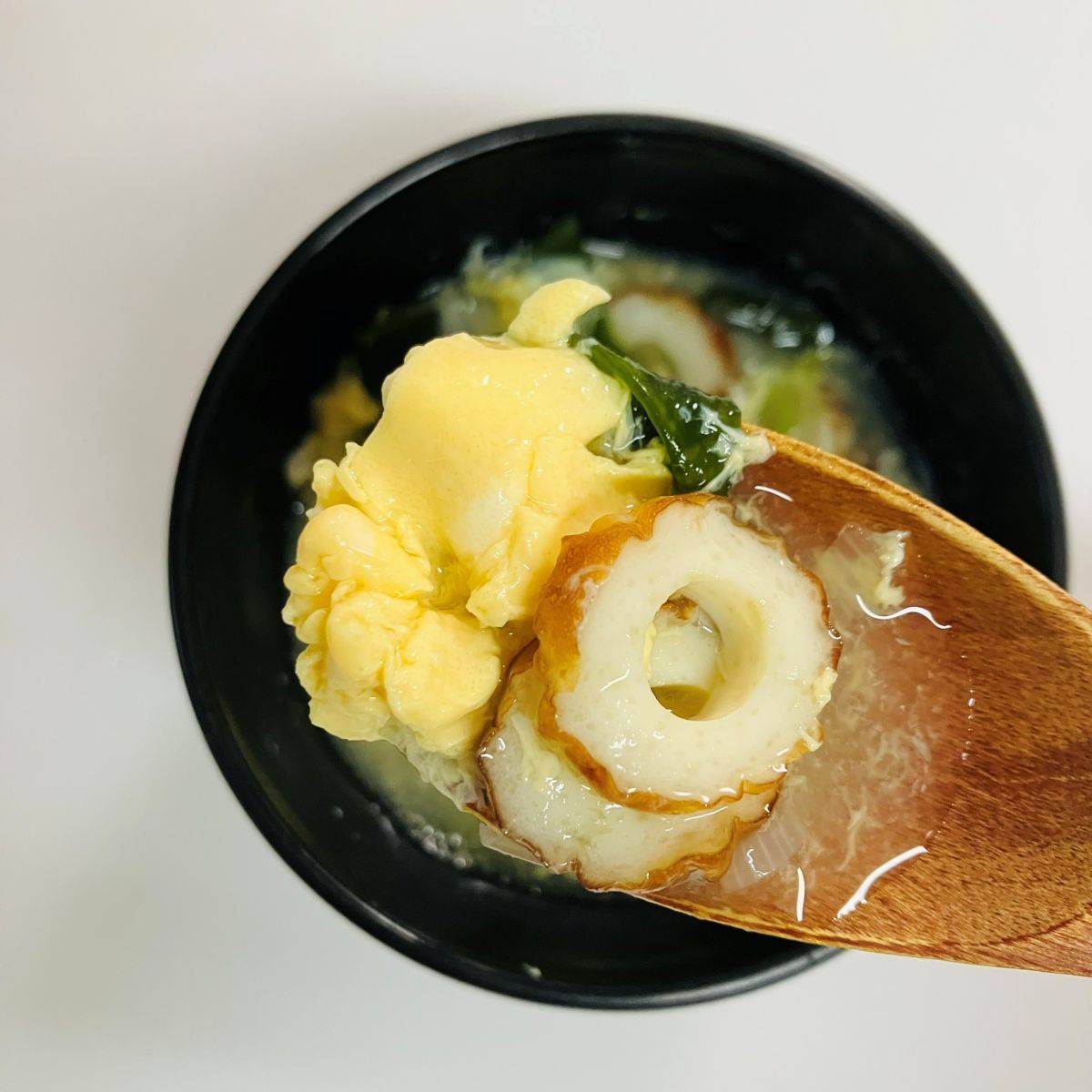 紀文公式の「焼ちくわダシとふわふわ卵のスープ」のレシピ