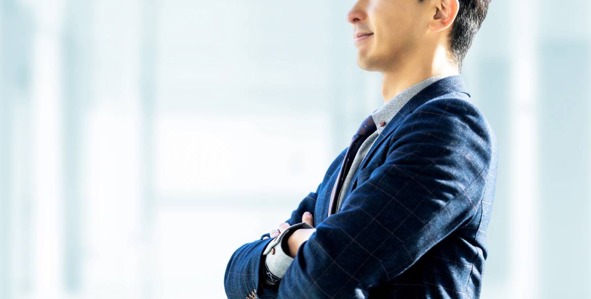 腕組みをする人