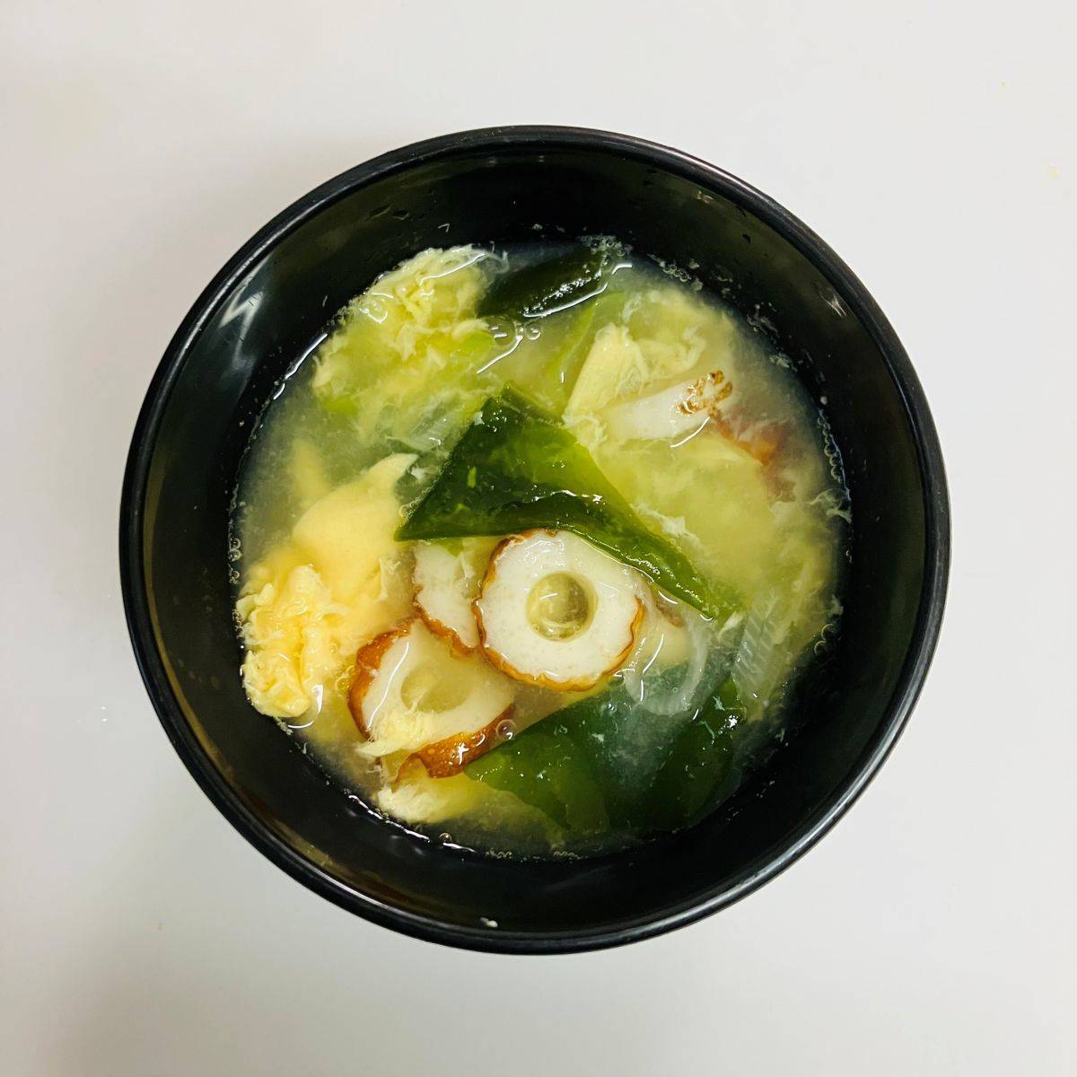 紀文公式の「焼ちくわダシとふわふわ卵のスープ」のレシピ