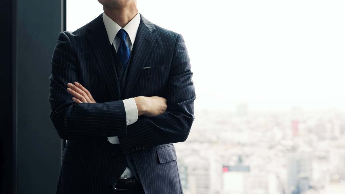 腕組みをする人