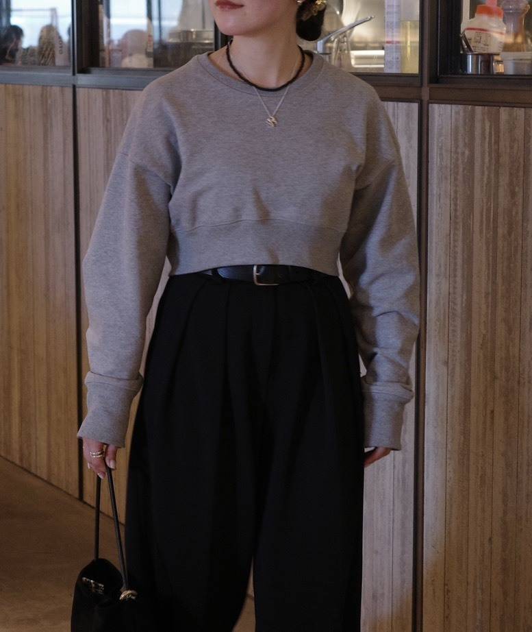 ショート丈スウェットコーデ