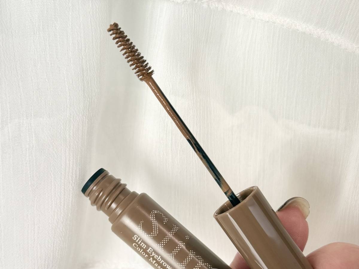 極細ブラシで失敗しにくい眉マスカラ